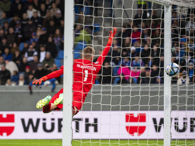 Na snímke brankár Rúnar Rúnarsson (Island) inkasuje gól od Tomáša Suslova