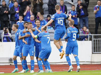 Radosť hráčov Islandu po vyrovnávajúcom góle
