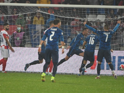 Slovenský futbalista Ivan Schranz (uprostred v pozadí) sa teší po strelení úvodného gólu
