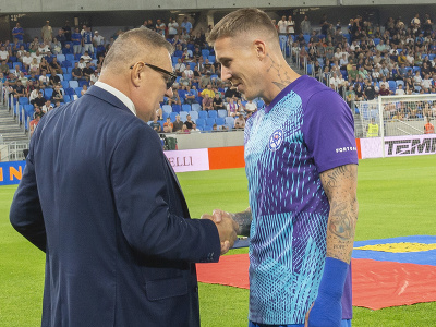 Na snímke vľavo prezident SFZ Ján Kováčik gratuluje Jurajovi Kuckovi k 100. zápasu v reprezentačnom drese