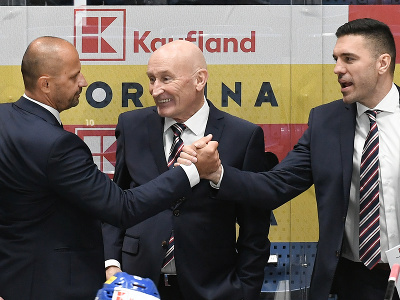 Na snímke uprostred hlavný tréner slovenskej hokejovej reprezentácie Craig Ramsay a jeho asistenti Ján Pardavý (vľavo)