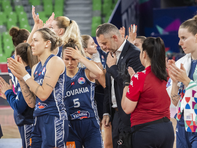 Na snímke tréner slovenskej basketbalovej reprezentácie žien Juraj Suja (uprostred) a jeho zverenky reagujú po prehre 69:79 v zápase play-off o postup do štvrťfinále Slovensko - Nemecko na ME v basketbale žien
