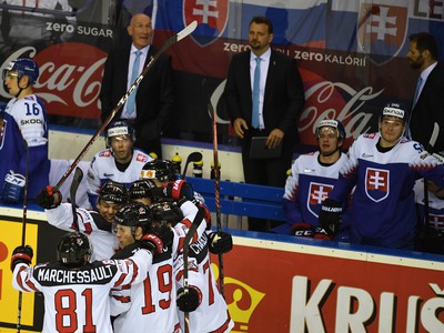 Kanadská radosť a smútok slovenských hokejistov po góle v závere stretnutia