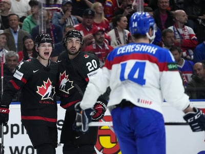 Hokejista Kanady Nick Paul (uprostred), ktorý strelil gól na 3:1, sa teší so spoluhráčom Bowenom Byramom (vľavo), vpravo korčuľuje okolo nich hráč Slovenska Peter Čerešňák