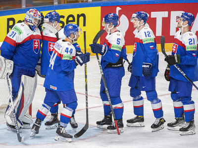 Na snímke slovenskí hokejisti po prehre 1:2 po samostatných nájzdoch v zápase Slovensko - Kanada v základnej B- skupine na 86. majstrovstvách sveta v ľadovom hokeji