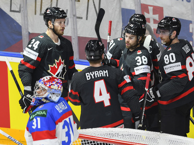 Na snímke v popredí slovenský brankár Samuel Hlavaj, v pozadí hokejisti Kanady tešiaci sa z gólu
