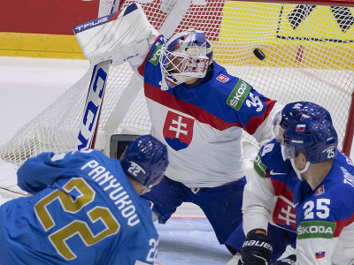 Na snímke hokejista Kirill Paňukov (Kazachstan) strieľa gól na 1:1 brankárovi Adamovi Húskovi (Slovensko)