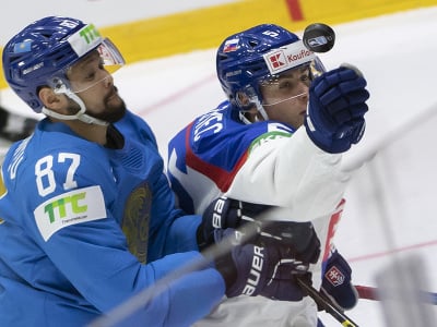 Na snímke sprava hokejista Šimon Nemec (Slovensko) a Adil Beketajev (Kazachstan)
