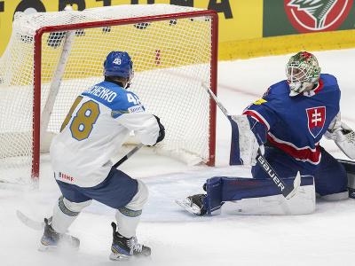 Vpravo brankár Samuel Hlavaj (Slovensko) dostáva gól, vľavo Roman Starčenko (Kazachstan)