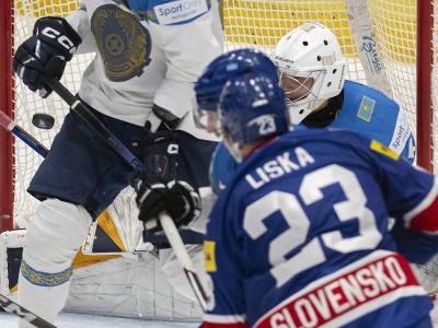 Vpravo v popredí slovenský hokejista Adam Liška strieľa gól a vpravo v pozadí brankár Andrej Šutov z Kazachstanu
