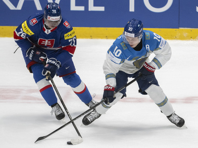 Vľavo slovenský hokejista Martin Pospíšil a vpravo Nikita Michailis (Kazachstan) v súboji o puk