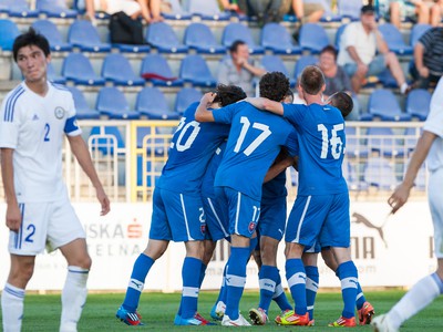 Slováci oslavujú gól v sieti Kazachstanu