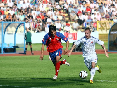 Miroslav Stoch a hráč Kokstariky David Guzman 