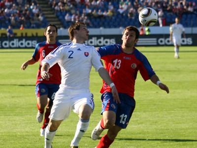 Peter Pekarík a hráč Kokstariky Gonzalo 