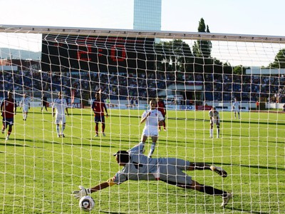 Stanislav Šesták dáva gól z pokutového kopu