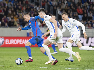Na snímke vľavo Lukáš Haraslín (Slovensko) pred strelením druhého gólu