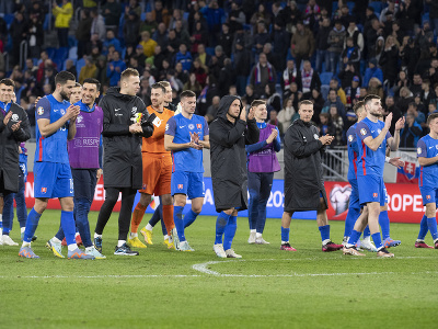 Na snímke slovenskí hráči ďakujú fanúšikom po výhre nad Bosnou a Hercegovinou