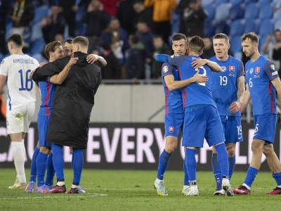 Na snímke slovenskí hráči ďakujú fanúšikom po výhre nad Bosnou a Hercegovinou