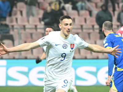 Na snímke slovenský futbalista Róbert Boženík sa teší po strelení vyrovnávajúceho gólu na 1:1