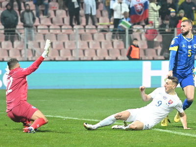 Na snímke slovenský futbalista Róbert Boženík strieľa vyrovnávajúci gól na 1:1