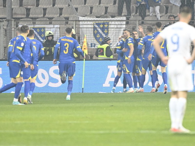 Na snímke futbalisti Bosny sa tešia po vlastnom góle slovenského hráča Patrika Hrošovského