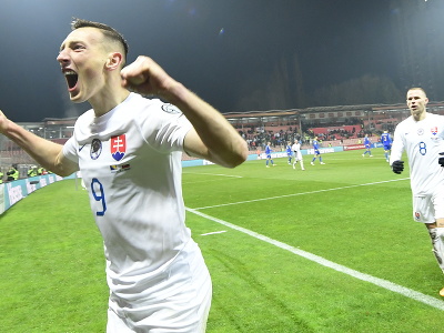 Na snímke slovenský futbalista Róbert Boženík (vľavo) sa teší po strelení vyrovnávajúceho gólu na 1:1