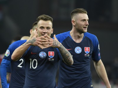 Na snímke slovenskí hráči sa radujú z druhého gólu v úvodnom stretnutí prvého kola zápasu E-skupiny kvalifikácie EURO 2020 Slovensko - Maďarsko