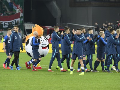 Na snímke slovenskí hráči sa lúčia s divákmi po úvodnom stretnutí prvého kola zápasu E-skupiny kvalifikácie EURO 2020 Slovensko - Maďarsko