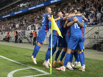 Radosť hráčov Slovenska po góle 1:0 počas futbalového zápasu kvalifikácie o postup na majstrovstvá Európy 