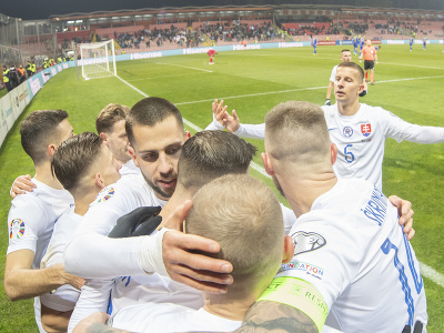 Na snímke slovenskí futbalisti sa tešia po vyrovnávajúcom góle na 1:1, ktorý strelil Róbert Boženík