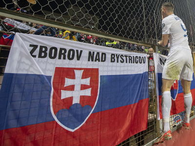 Na snímke slovenský futbalista Róbert Boženík (vpravo) sa teší s fanúšikmi po strelení vyrovnávajúceho gólu na 1:1 v kvalifikačnom zápase záverečného 10. kola J-skupiny ME 2024 Bosna a Hercegovina - Slovensko v Zenici
