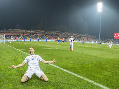 Na snímke slovenský futbalista Róbert Boženík (vľavo) sa teší po strelení vyrovnávajúceho gólu na 1:1 v kvalifikačnom zápase záverečného 10. kola J-skupiny ME 2024 Bosna a Hercegovina - Slovensko