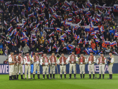 Na snímke folklórni hudobníci spievajú hymnu pred zápasom J-skupiny 9. kola kvalifikácie ME 2024 vo futbale Slovensko - Island v Bratislave 16. novembra 2023