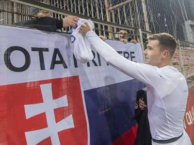 Na snímke slovenský futbalista Ľubomír Tupta odovzdáva dres fanúšikovi po výhre 1:2 v kvalifikačnom zápase záverečného 10. kola J-skupiny ME 2024 Bosna a Hercegovina - Slovensko 