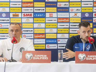Zľava tréner slovenskej futbalovej reprezentácie mužov Francesco Calzona  a brankár Martin Búbravka počas tlačovej konferencie pred kvalifikačným zápasom v skupine J na EURO 2024 s Luxemburskom