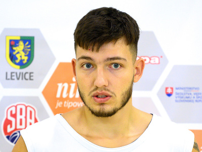 Slovenský basketbalista Samuel Volárik počas brífingu pred kvalifikačným duelom proti Rumunsku