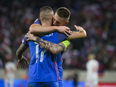 Na snímke zľava Lukáš Haraslín (Slovensko) a Milan Škriniar (Slovensko) oslavujú gól