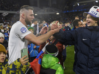 Milan Škriniar sa raduje s fanúšikmi po postupe na Euro 2024
