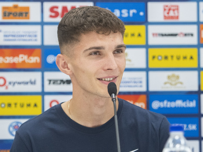 Slovenský futbalový reprezentant Dávid Ďuriš počas brífingu s médiami