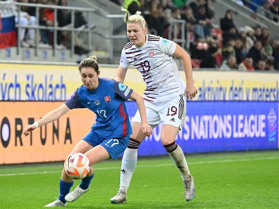 Vľavo hráčka Slovenska Mária Mikolajová a hráčka Lotyšska Karlina Miksoneová počas odvetného zápasu baráže Ligy národov 
