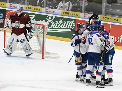 Na snímke slovenskí hokejisti sa tešia po strelení gólu na 2:0 počas zápasu Slovensko – Lotyšsko