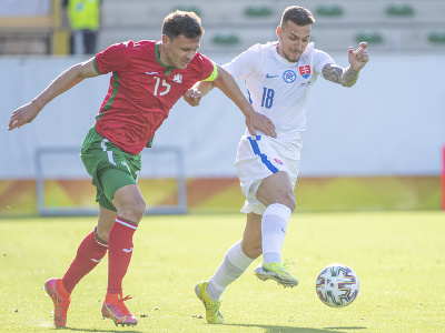 Lukáš Haraslín (Slovensko) a vľavo Vasil Božikov (Bulharsko) v prípravnom zápase pred EURO 2020 