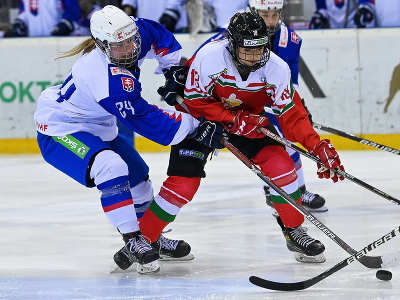 Maďarská hokejistka Alexandra Huszáková (vpravo) a slovenská hokejistka Nikola Rumanová
