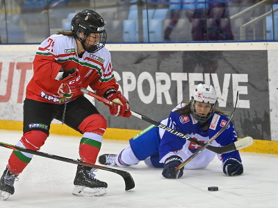 Maďarská hokejistka Kinga Jókai Szilágyiová (vľavo) a slovenská hokejistka Tatiana Korenková