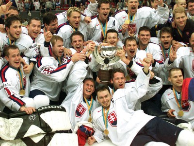 Slovenskí hokejisti sa tešia z titulu