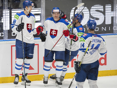 Na snímke gólova radosť slovenských hokejistov, zľava strelec gólu Martin Gernát, Marián Studenič, Libor Hudáček a Peter Čerešňák