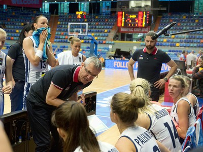 Tréner tímu Slovenska Marian Svoboda dáva pokyny svojim zverenkyniam 