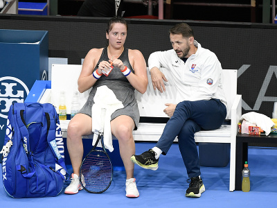 Slovenská tenistka Viktória Hrunčáková a nehrajúci slovenský kapitán Matej Lipták na lavičke