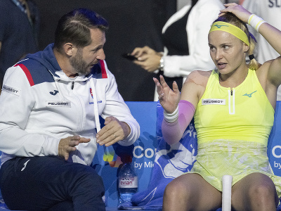 Na snímke slovenská tenistka Rebecca Šramková a kapitán slovenského tímu Matej Lipták počas druhej dvojhry finálového duelu Pohára Billie-Jean Kingovej