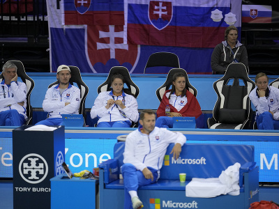 Slovenská lavička počas zápasu finálového turnaja Pohára Billie-Jean Kingovej